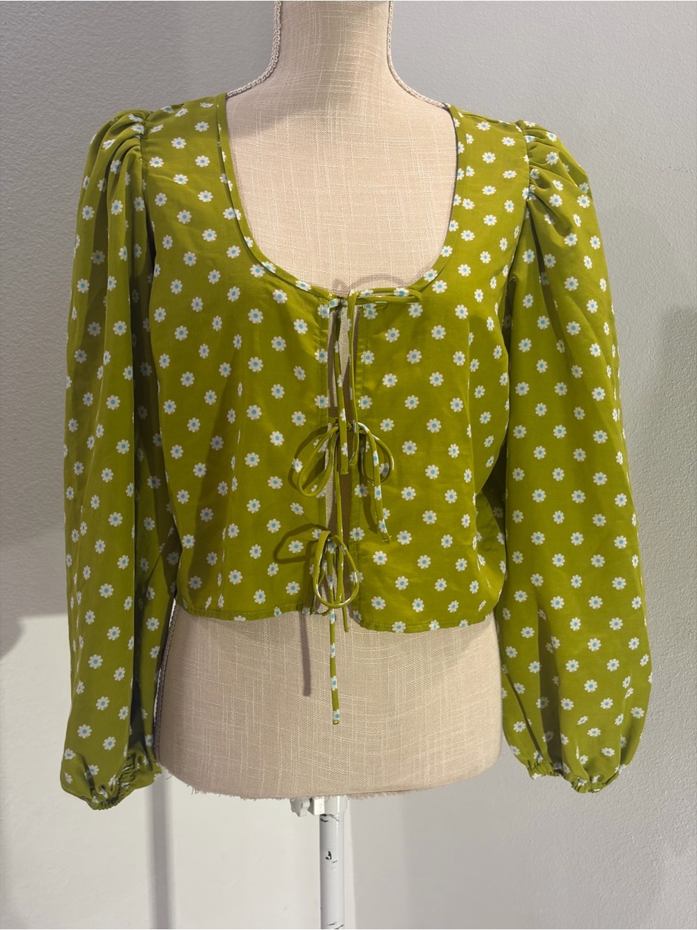 Levi’s Women's Olive Green Floral Tie-Front Cropped Blouse
